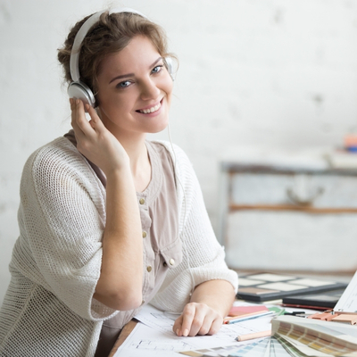 Confira os benefícios da música no trabalho e veja dicas de playlists 